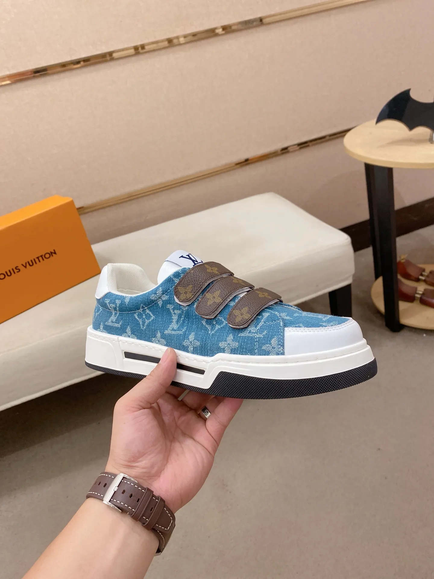 Men's shoes💰 420💰Louis Vuitton (Louis Vuitton/LV) top 🔍🔍 new models are on sale at the same time, the upper 🇮🇹 imported first-layer cowhide from Italy, fully imported sheepskin lining 💪💪, completely 1⃣️ to 1 ⃣️Re-engraved🇮🇹💪💪, ⚠Sole: The original sole is specially provided by the original factory, the exclusive movable molded sole is super comfortable, ⚠The original factory follows the order, 🔍🔍high quality, you can enter and exit the counter at will, welcome to compare⚠. Code number:38-44